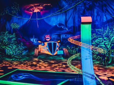 BLACKLUXX® – 3D- Schwarzlicht Minigolf