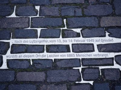 Metallene Erinnerungsspur auf dem Altmarkt Dresden